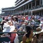 Derby crowd towards the first turn